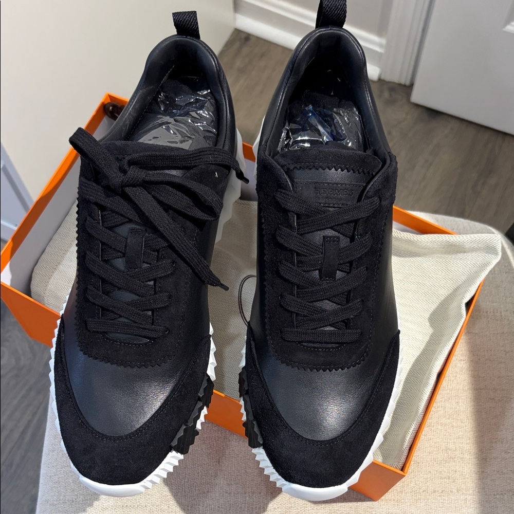 Brand new hermes men bouncing sneaker 
Size 43.5 fits US 10.5
Color: black